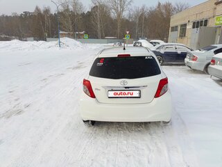 2013 Toyota Vitz III (XP130), белый, 950000 рублей, вид 3