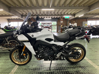 2023 Yamaha MT-09 Tracer (FJ-09), белый, 1350000 рублей, вид 2