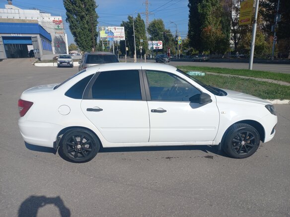 2020 Lada (ВАЗ) Granta I Рестайлинг, белый, 650000 рублей - вид 1