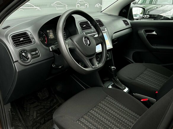 2017 Volkswagen Polo V Рестайлинг, коричневый, 998700 рублей - вид 4