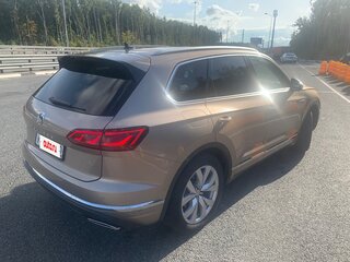 2018 Volkswagen Touareg III, бежевый, 5290000 рублей, вид 4