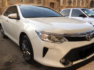 2017 Toyota Camry VII (XV50) Рестайлинг, белый, 2000007 рублей, вид 2