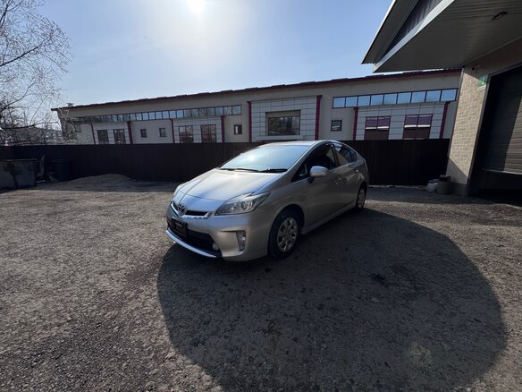 2011 Toyota Prius III Рестайлинг (XW30), серебристый, 1370000 рублей