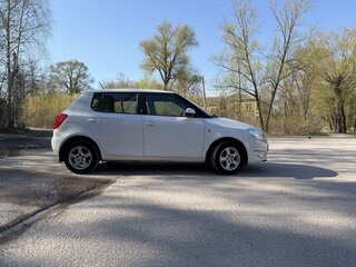2011 Skoda Fabia II Рестайлинг, белый, 595000 рублей, вид 5