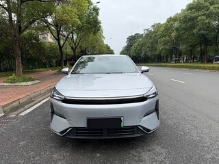 2025 Geely Galaxy L6 EM-i 140 km, серебристый, 2667033 рублей, вид 2