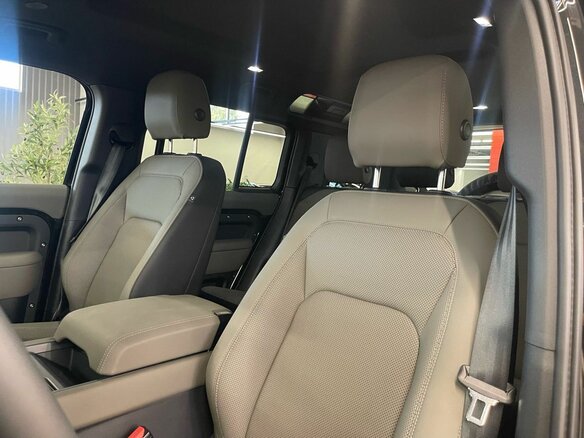 Купить б/у Land Rover Defender II 110 3.0d AT (249 л.с.) 4WD дизель ...