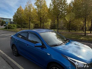 2021 Kia Rio IV Рестайлинг, синий, 1500000 рублей, вид 4