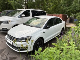 2017 Volkswagen Polo V Рестайлинг, белый, 1330000 рублей, вид 1