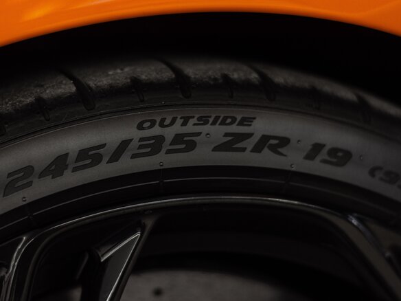 2024 McLaren 750S, оранжевый - вид 25