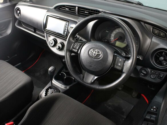 2017 Toyota Vitz III (XP130) Рестайлинг 2, чёрный, 950000 рублей - вид 5