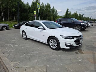 2021 Chevrolet Malibu IX Рестайлинг, белый, 1800000 рублей, вид 4