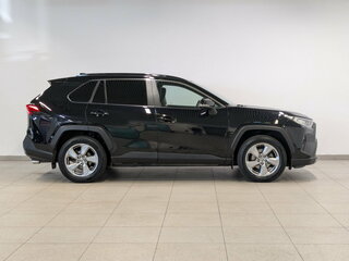 2021 Toyota RAV4 V (XA50), чёрный, 3700000 рублей, вид 4