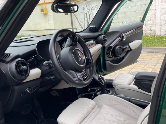 2021 Mini Hatch Cooper III (F55/F56) Рестайлинг 2, зелёный, 2700000 рублей - вид 8