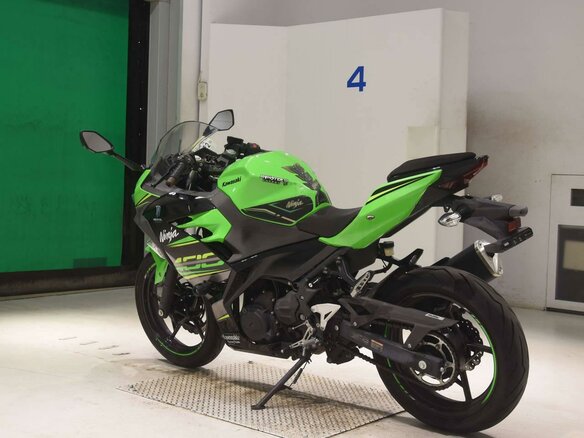 2019 Kawasaki Ninja 400, зелёный - вид 5