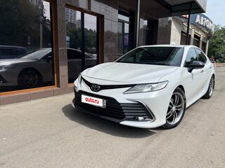 2021 Toyota Camry VIII (XV70) Рестайлинг, белый, 3100000 рублей, вид 1