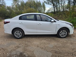 2021 Kia Rio IV Рестайлинг, белый, 799000 рублей, вид 3