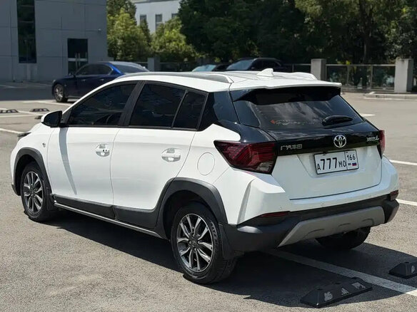 2023 Toyota Yaris XP150 Рестайлинг 2, белый, 1430177 рублей - вид 1