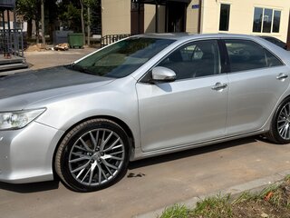 2013 Toyota Camry VII (XV50), серебристый, 1790000 рублей, вид 1