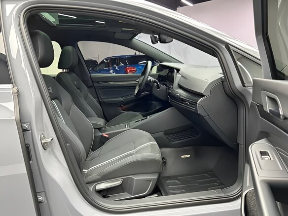 2023 Volkswagen Golf VIII, серый, 1990000 рублей - вид 9
