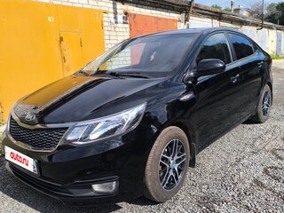 2015 Kia Rio III Рестайлинг, чёрный, 950000 рублей, вид 1