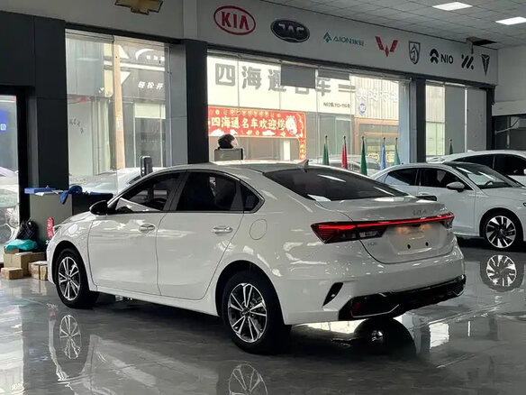 2023 Kia K3 II (China Market) Рестайлинг, белый - вид 4