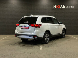 2020 Mitsubishi Outlander III Рестайлинг 3, белый, 2300000 рублей, вид 5