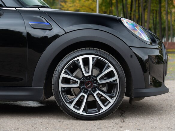 2021 Mini Hatch Cooper III (F55/F56) Рестайлинг 2, чёрный, 3790000 рублей - вид 16
