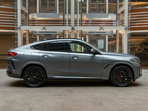 2026 BMW X6 40i III (G06) Рестайлинг, серый, 16390000 рублей - вид 4