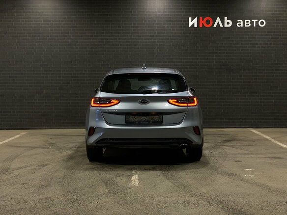 2021 Kia Ceed III Рестайлинг, серебристый, 1300000 рублей - вид 3