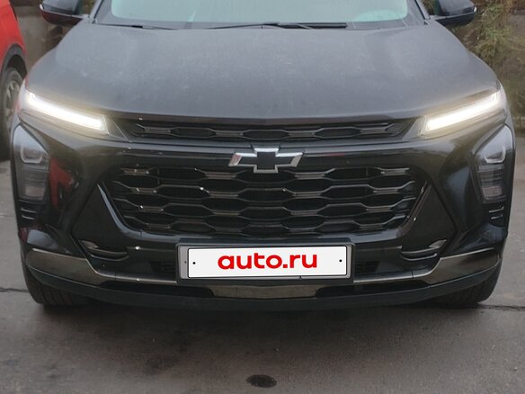 2023 Chevrolet Trax II, чёрный, 1660000 рублей - вид 2