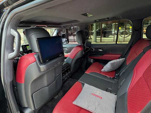 2022 Toyota Land Cruiser 300 Series, чёрный, 10500000 рублей - вид 7