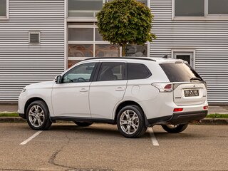 2013 Mitsubishi Outlander III, белый, 1495000 рублей, вид 4