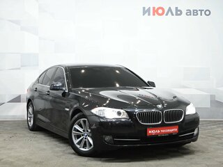2013 BMW 5 серии 520i VI (F10/F11/F07), чёрный, 1620000 рублей, вид 3