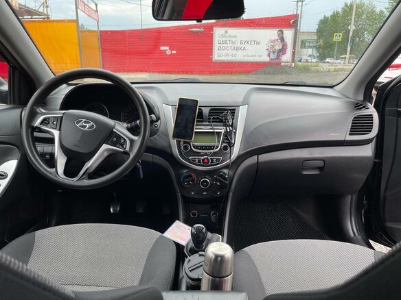 2013 Hyundai Solaris I, чёрный, 410000 рублей - вид 4