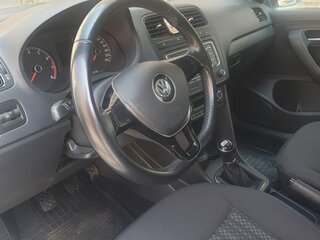 2017 Volkswagen Polo V Рестайлинг, серебристый, 1150000 рублей, вид 5