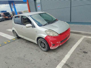 2004 Toyota Passo I (C10), серебристый, 125000 рублей, вид 2
