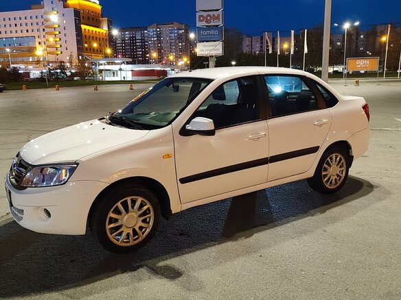 2013 Lada (ВАЗ) Granta I, белый, 450000 рублей - вид 2