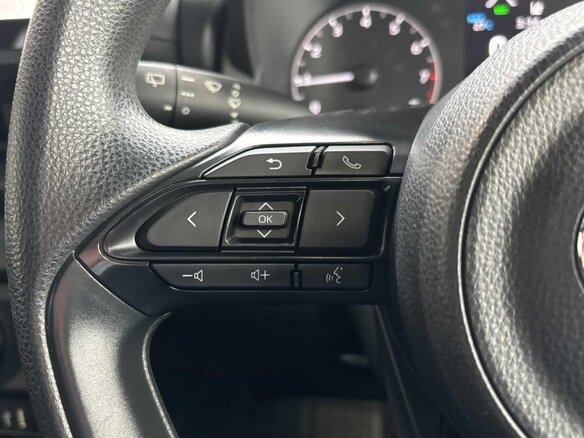 2023 Toyota Yaris IV, белый, 1052000 рублей - вид 8