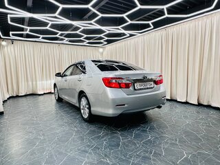 2013 Toyota Camry VII (XV50), серебристый, 1799000 рублей, вид 4