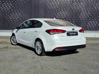 2017 Kia Cerato III Рестайлинг (Classic), белый, 1530000 рублей, вид 4