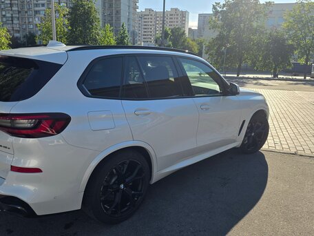 2020 BMW X5 45e IV (G05/G18), белый, 6850000 рублей, вид 5