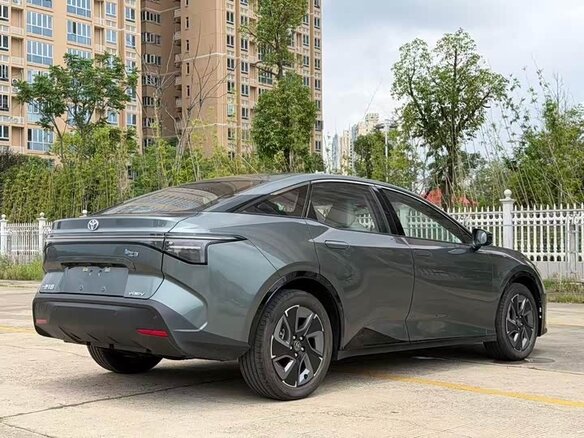2026 Toyota bZ3, зелёный, 1990000 рублей - вид 4