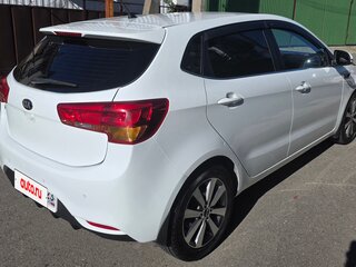 2015 Kia Rio III Рестайлинг, белый, 1350000 рублей, вид 3