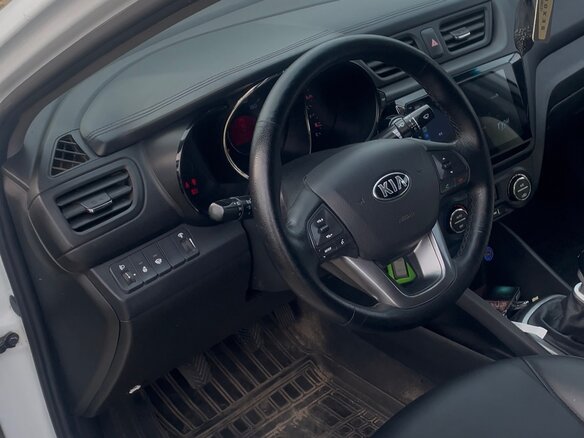 2013 Kia Rio 5-speed III, белый, 620000 рублей - вид 5