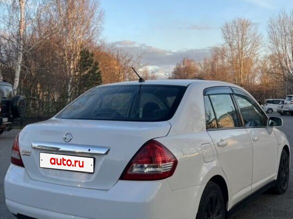 2010 Nissan Tiida I Рестайлинг, белый, 570000 рублей - вид 3