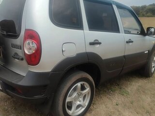 2011 Chevrolet Niva I Рестайлинг, серебристый, 450000 рублей, вид 2