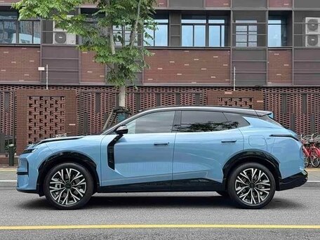 2026 Lynk & Co 08 EM-P 38.2 kWh I Рестайлинг, голубой, 6400777 рублей, вид 3