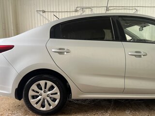 2017 Kia Rio IV, серебристый, 1230000 рублей, вид 3
