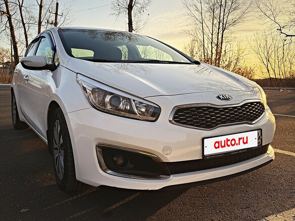 2018 Kia Ceed II Рестайлинг, белый, 1450000 рублей - вид 2