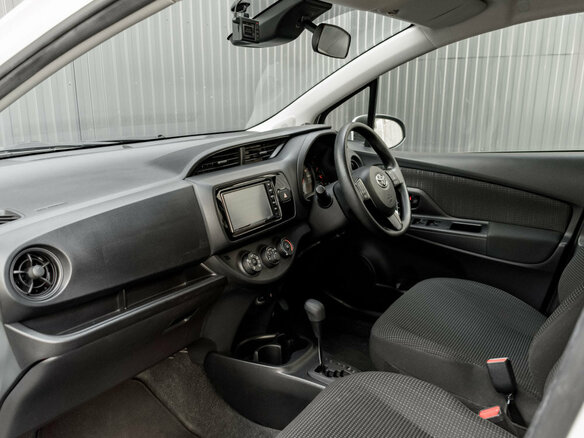2019 Toyota Vitz III (XP130) Рестайлинг 2, белый, 980000 рублей - вид 11